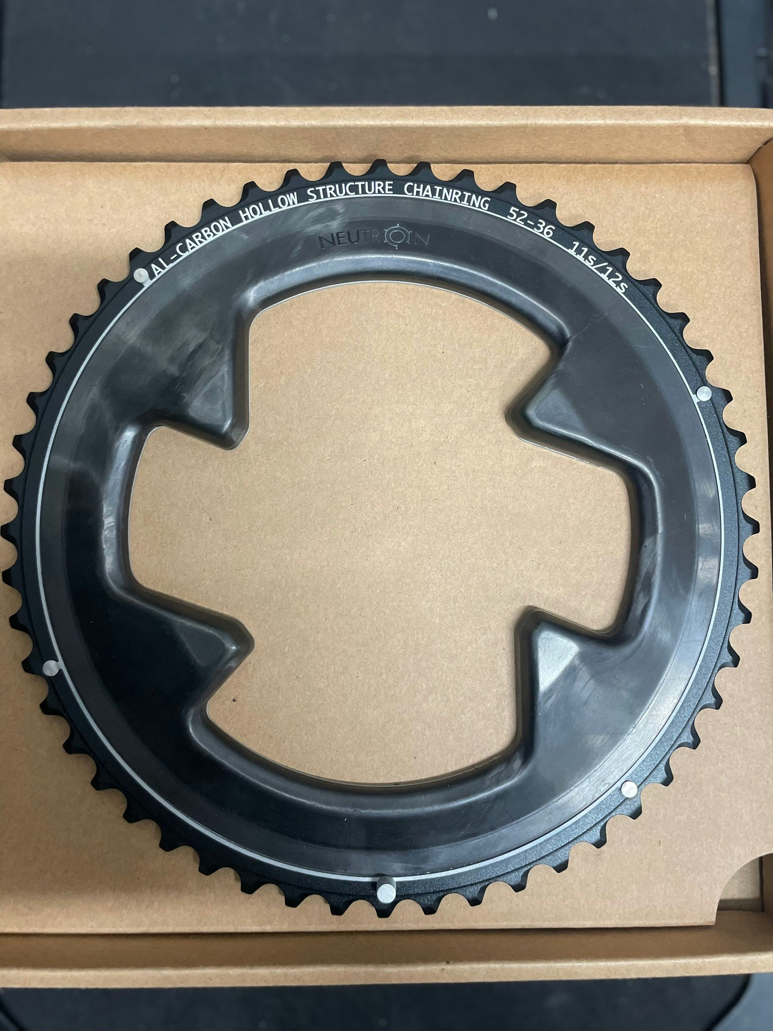 NEUTRON_-_CARBON_CHAINRING_SET_52/36T