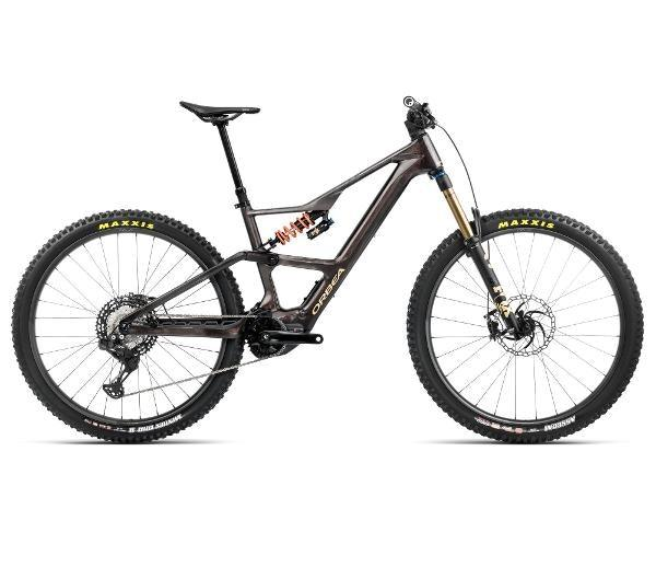 RISE_LT_M-TEAM_630W_COSMIC_CARBON_VIEW_-_GOLDEN_SAND