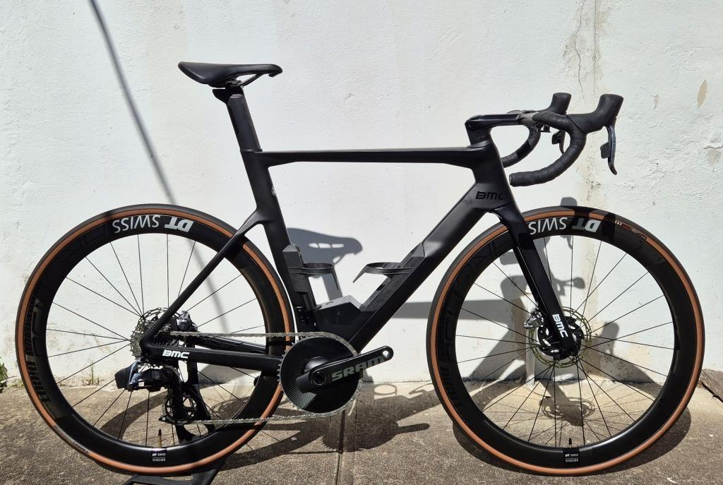 2022_BMC_Timemachine_Road_01_One!_56._Red_AXS_12s_1x!_DT-Swiss!