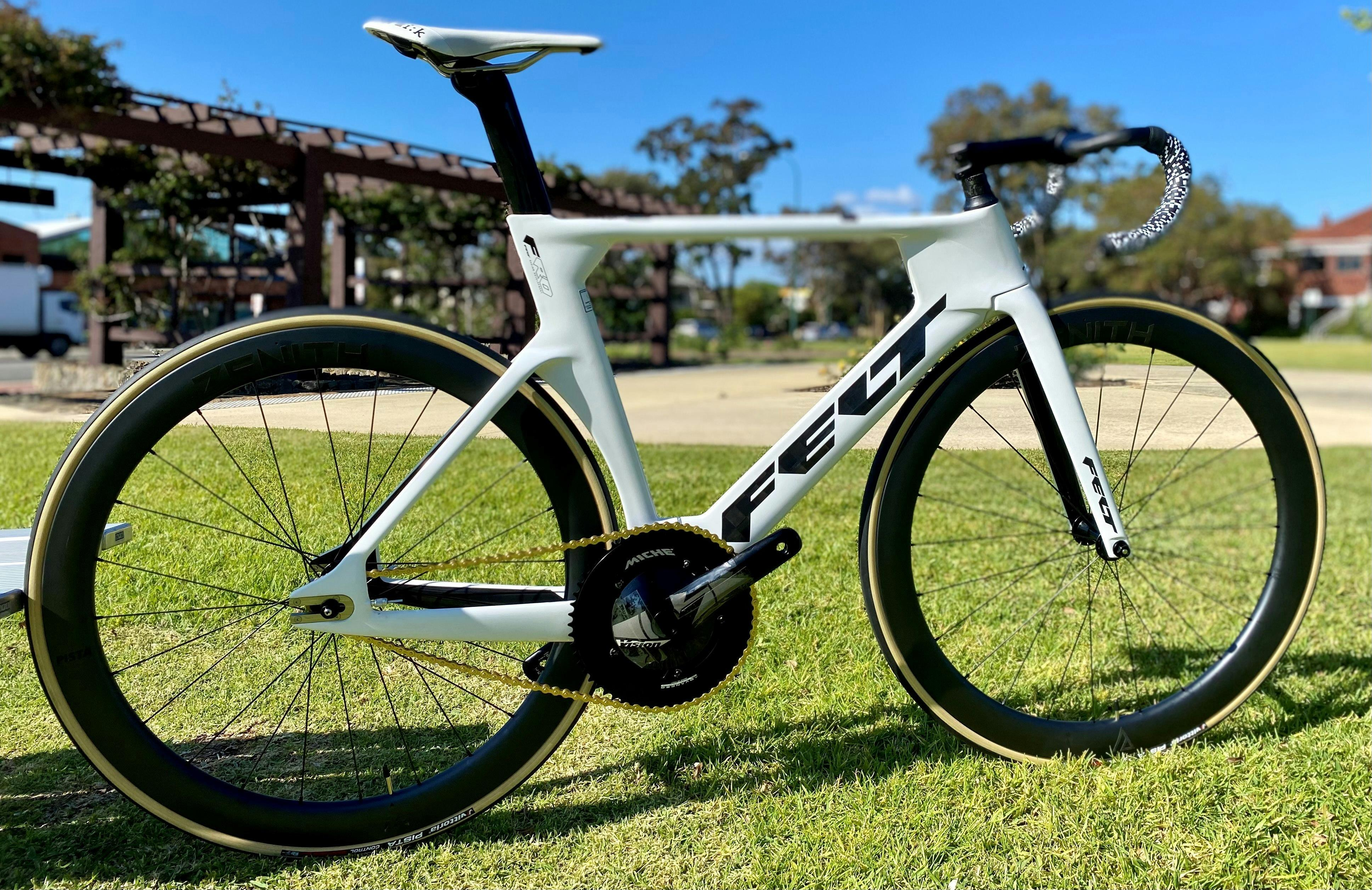 Felt_TK_FRD_ULTIMATE_Track_Bike_with_Ascent_Zenith_Carbon_Wheels_and_Aeroo_Aero_Carbon_Bars