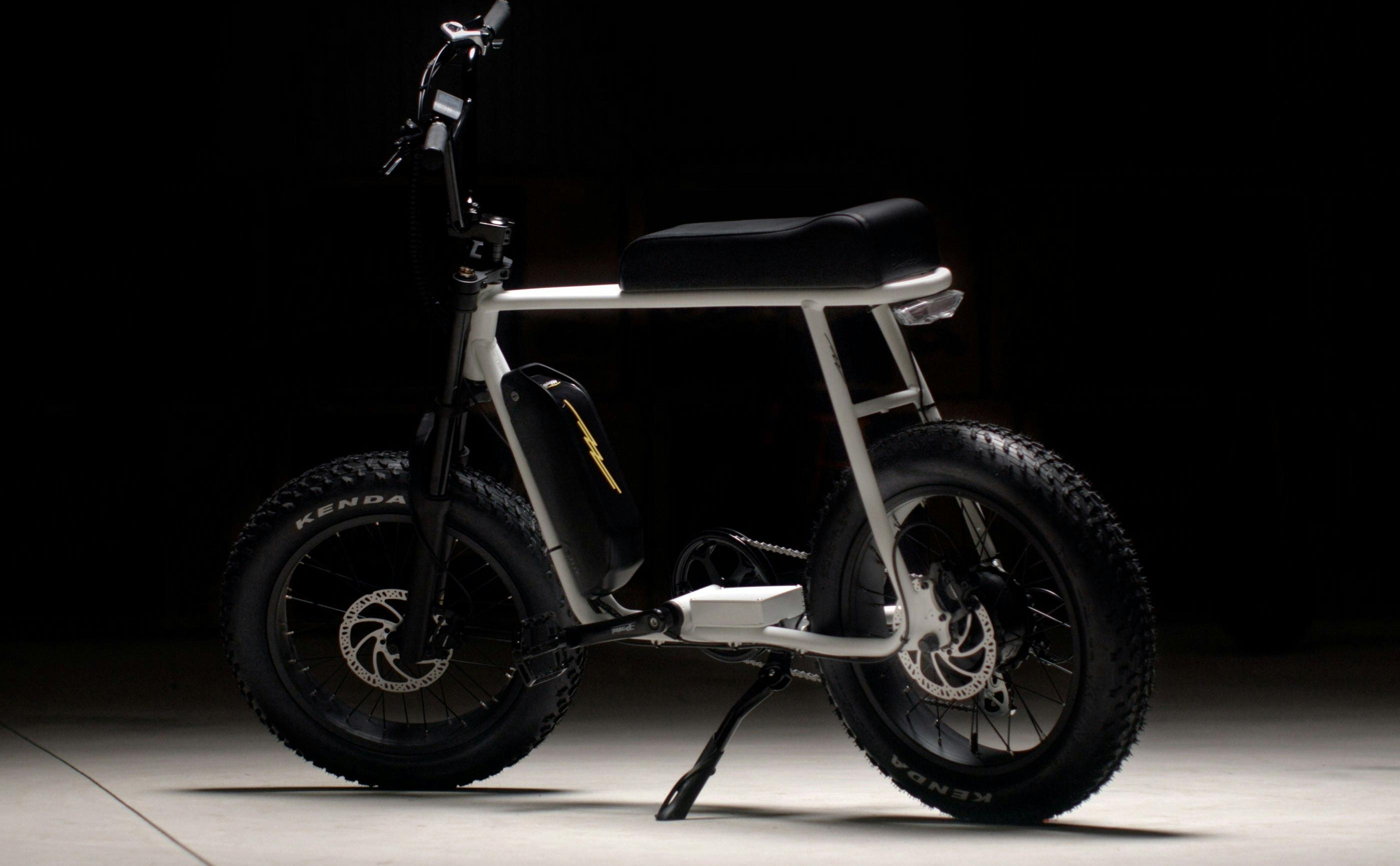 Squiggy_Fat_Tyre_E-Bike_Bobby_White_on_Black_Rim