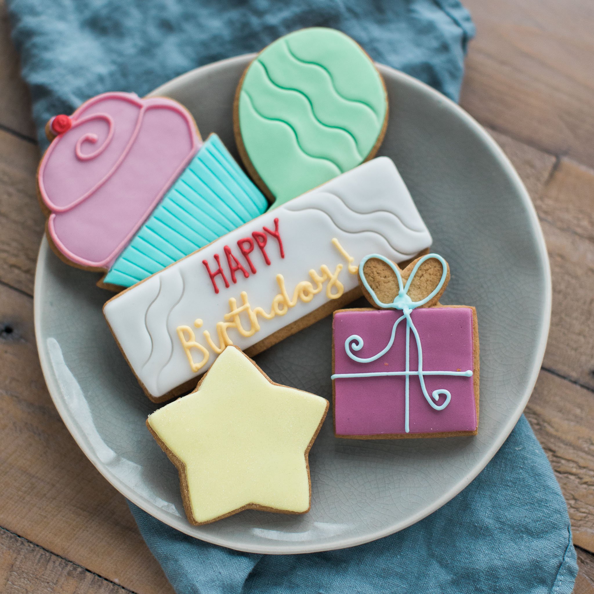 Moonpig Happy Birthday Biscuit Gift Set Chocolates