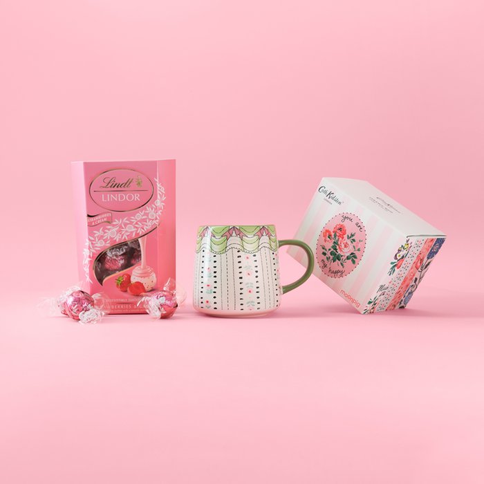 Cath Kidston Nanny Billie Mug & Lindt Strawberries and Cream 200g Gift Set