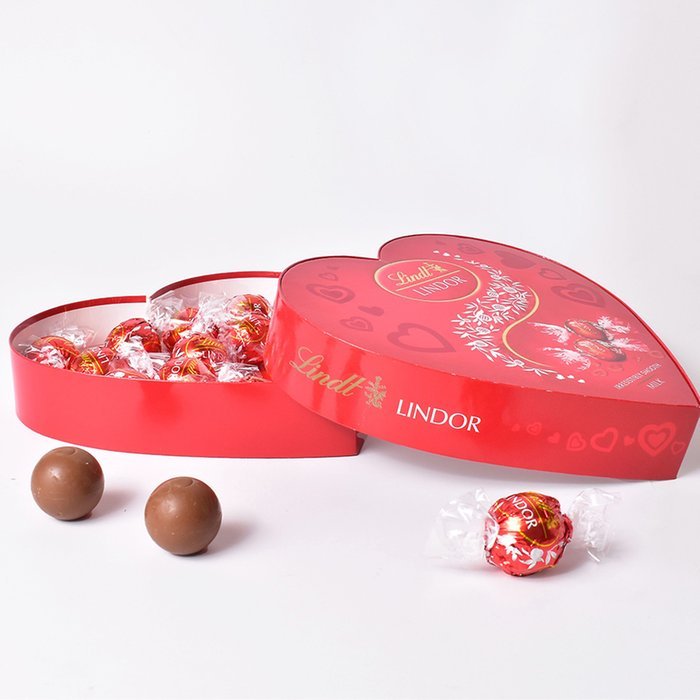 Lindt Lindor Milk Chocolate Truffles Heart Box 200g