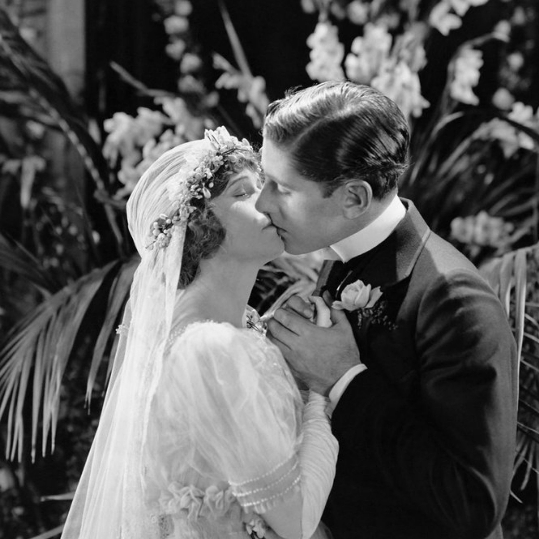 Moonpig Vintage Loving Couple Wedding Kiss Happy Anniversary Card
