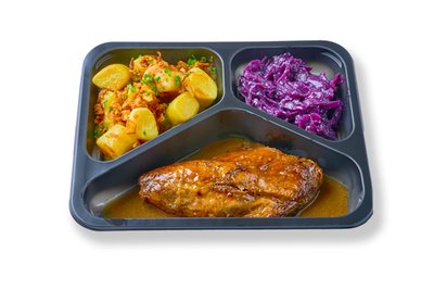 Obrázek ŠETŘÍME JÍDLEM: Cibule bistro Husí stehno s červeným zelím a bramborovými špalíčky