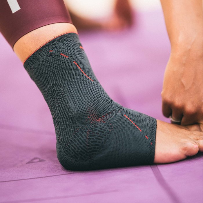 Gallery Image of DONJOY Sprunggelenkbandage MalleoForce, Knöchelstabilisierung mit Silikonpelotten, akute und chronische Verletzung