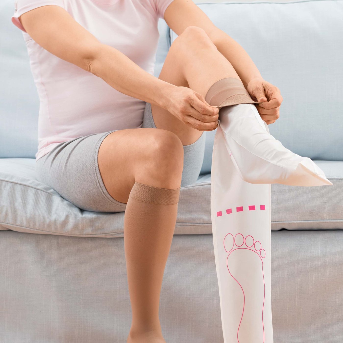 Gallery Image of An- und Ausziehhilfe 2in1 Kompressionsstrümpfe Gleitsocken faltbar