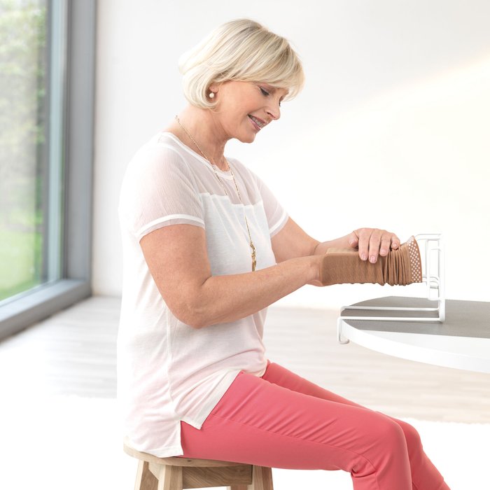 Gallery Image of Anziehhilfe Arm Butler Kompressionsstrümpfe Einstiegsbügel selbstständig