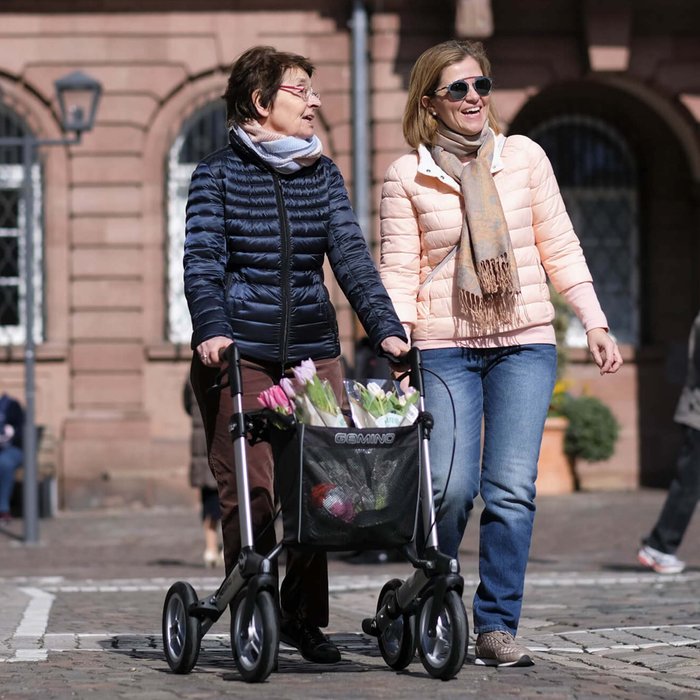 Gallery Image of Rollator GEMINO 30 Comfort Stoßdämpfung Korb 10 kg outdoor