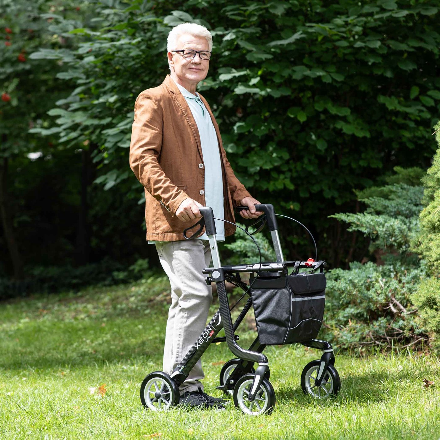 Gallery Image of Rehasense Carbon-Rollator XEON, ultraleichter Gehwagen 4,8 kg faltbar, 150 kg belastbar