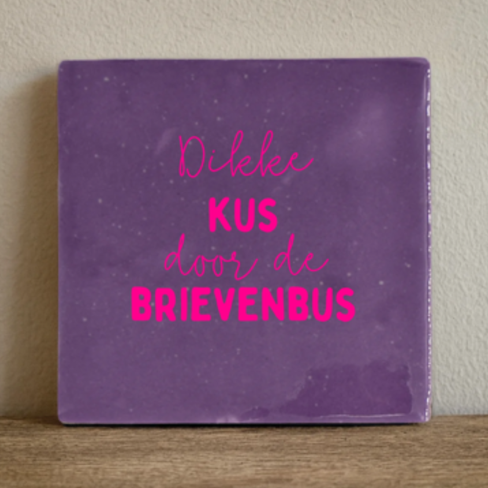 Tegeltje Dikke kus door de brievenbus Brievenbuscadeau Label2X