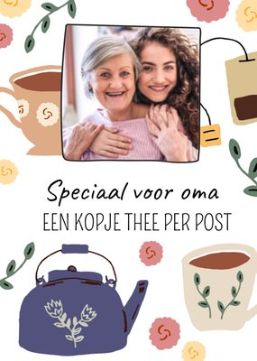 Een Kopje Thee Per Post Geïllustreerd Theeservies Foto Upload Oma Kaart