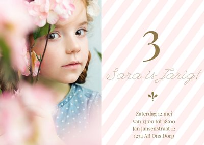 Verjaardagsuitnodiging met foto en roze strepen