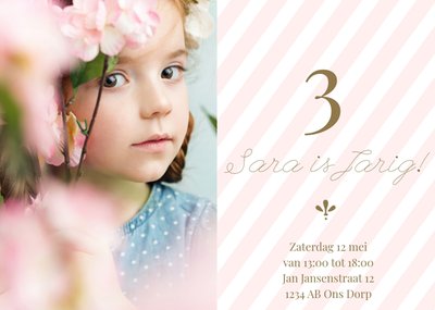 Verjaardagsuitnodiging met foto en roze strepen