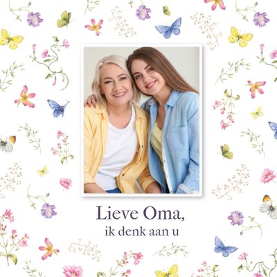 Lieve Oma Ik Denk Aan U Geïllustreerde Bloemen En Vlinders Foto Upload Kaart