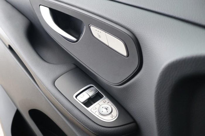 Mercedes-Benz V 300 d Lang Distronic AUT LED Navi SHZ AHK PDC