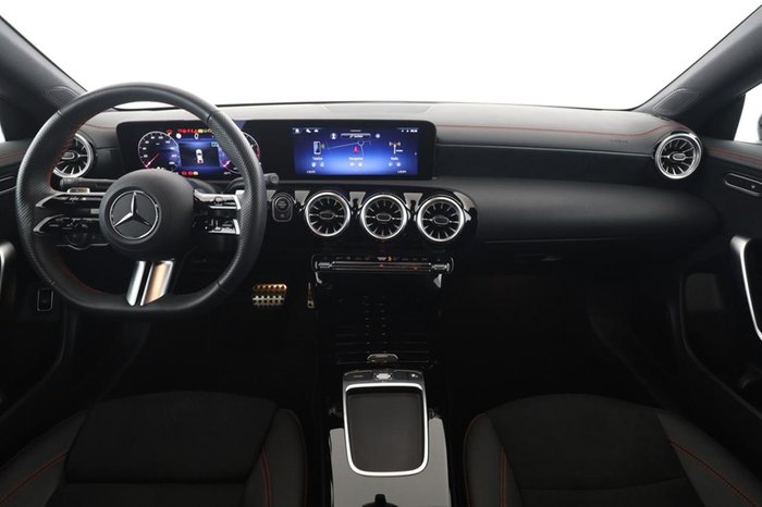 Mercedes-Benz CLA 200 AMG Night LED Kamera Winter Metallic