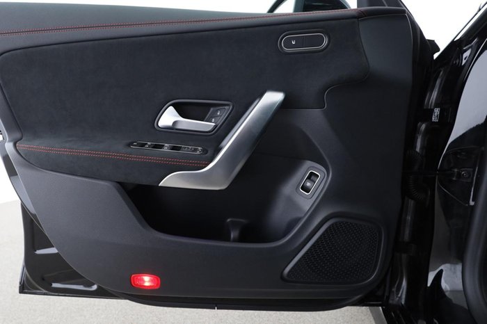 Mercedes-Benz CLA 180 AMG Kamera MBUX Navi AUT AHK LED SHZ