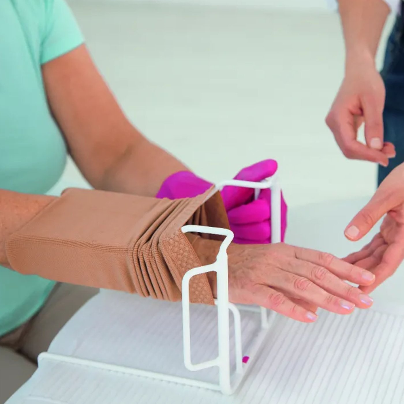 Gallery Image of Anziehhilfe Arm Butler Kompressionsstrümpfe Einstiegsbügel Selbstständig