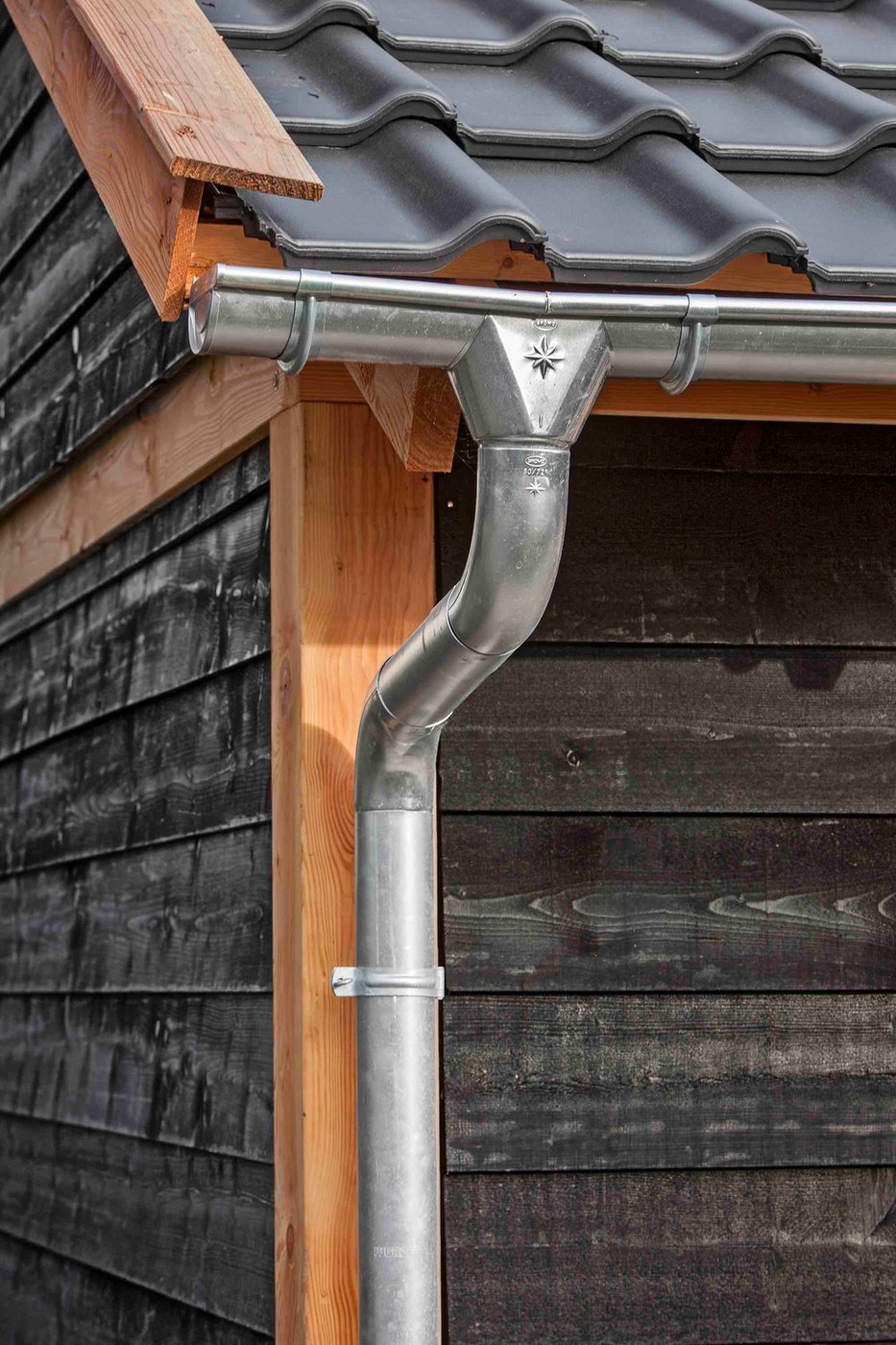 Galvanised_Guttering_Larch_structure_01