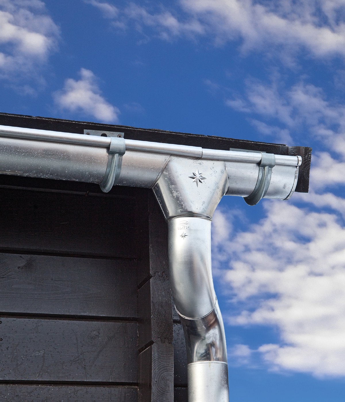 Galvanised_guttering_log_cabin