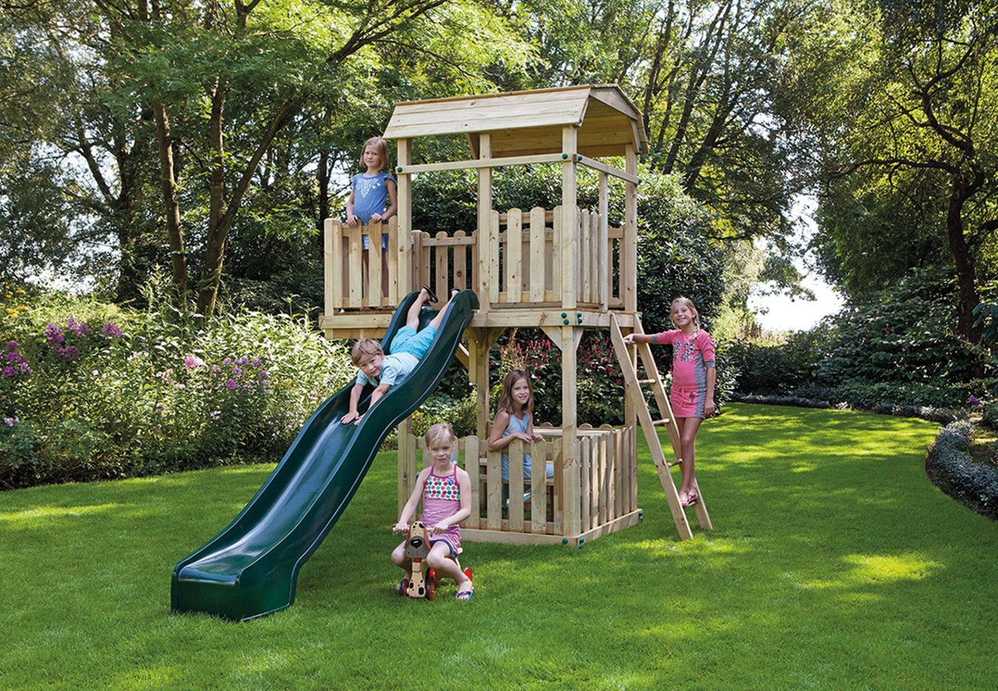 Speeltoren_Armin_met_picknickset_en_lichte_trap