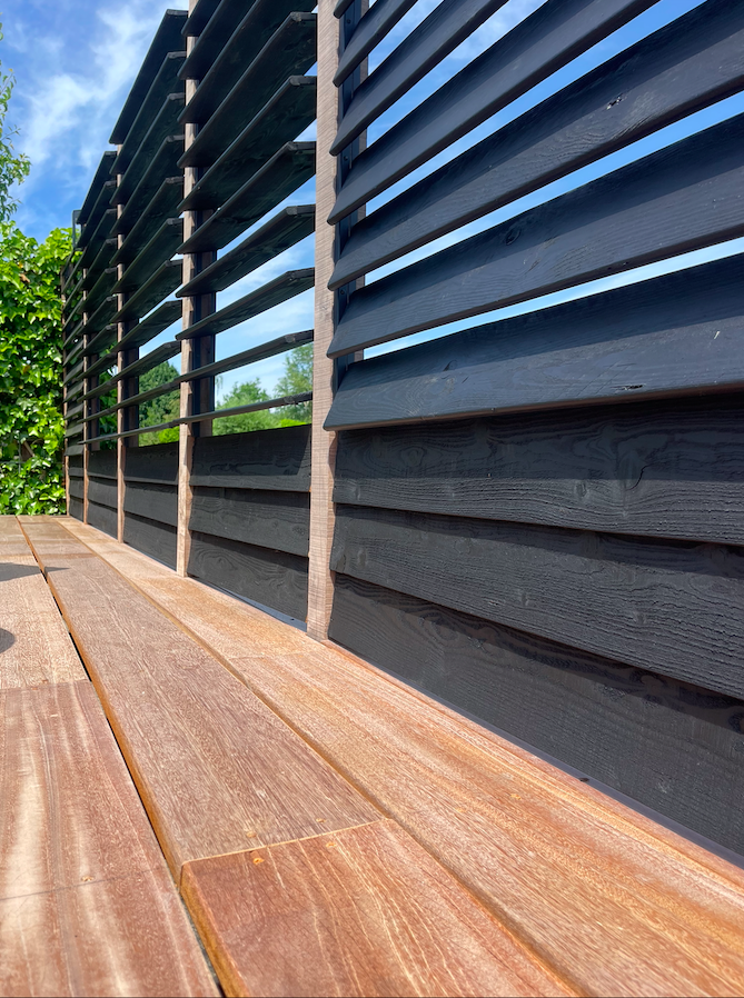 Zwarte_schutting_met_draaibarre_shutters