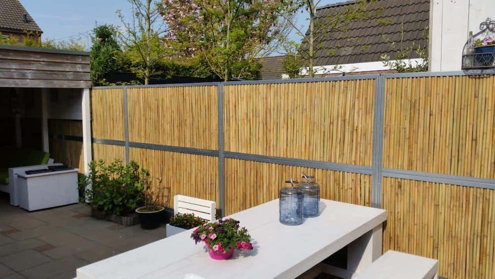 bamboe_tuinscherm_schutting_stalen_paal