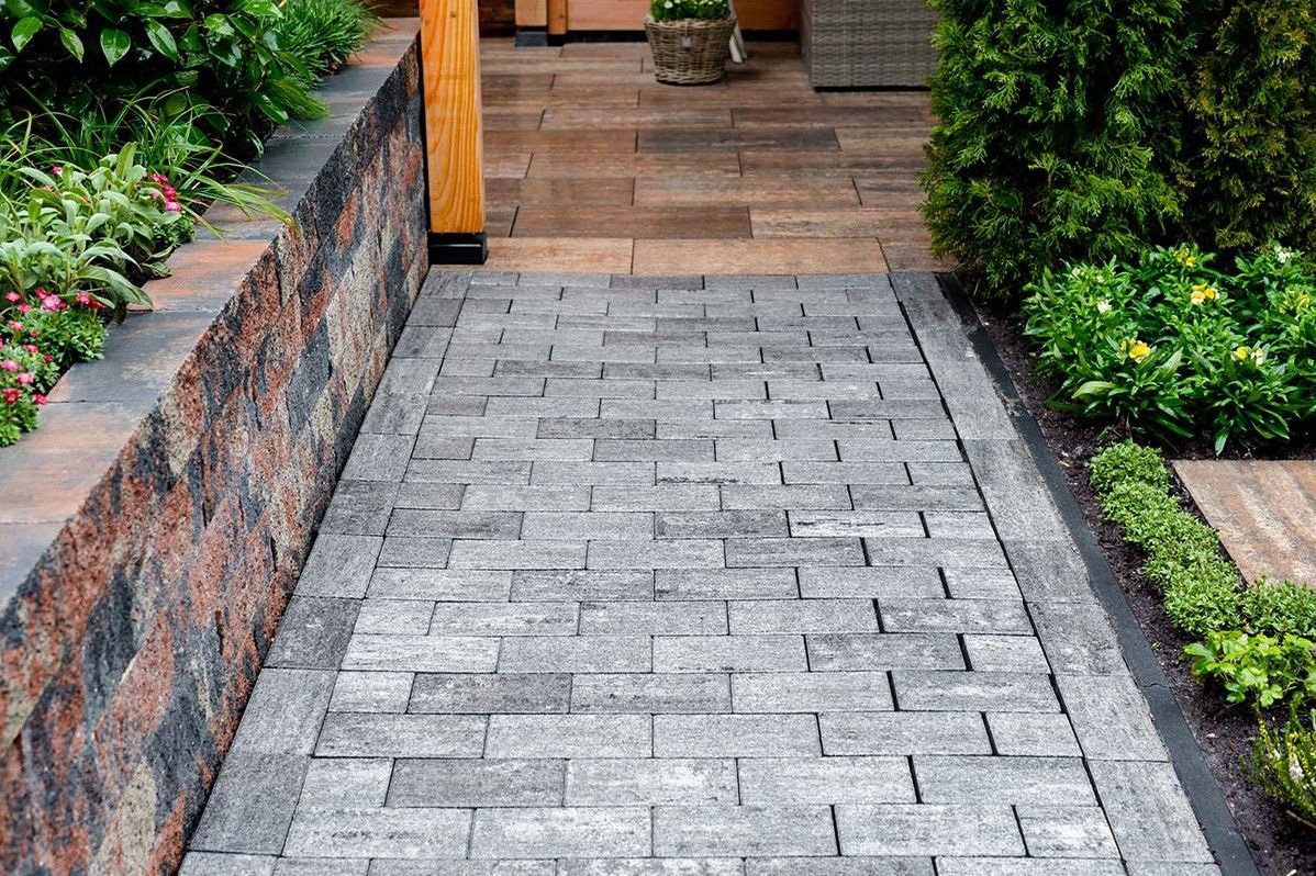 betonklinker_drive_21x10_5x8cm_daily_grijs_zwart_gardenlux_sfeer_1