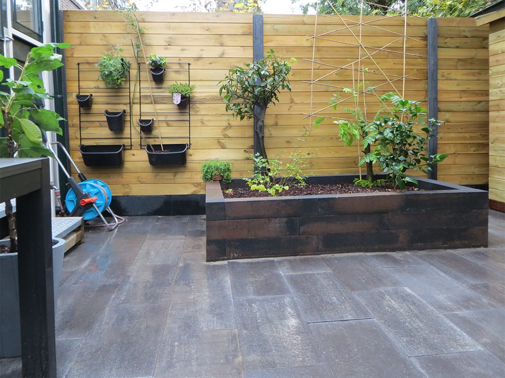 betonpalen_schutting_sierbestrating_stapel_stenen_4