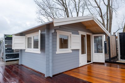 blokhut_interflex_zijaanzicht_open_ramen