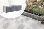 classico_block_45x12_5x12_5cm_grijs_zwart_gardenlux_sfeerfoto