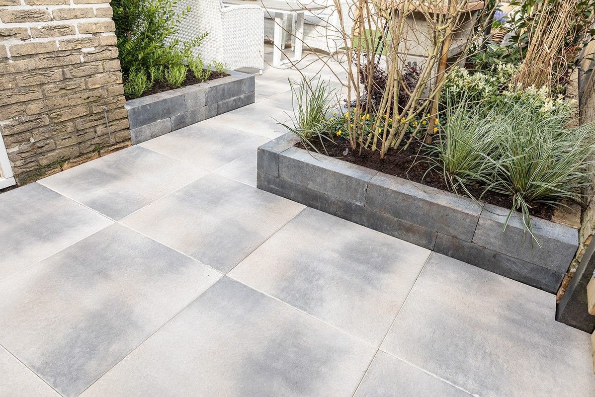 classico_block_45x12_5x12_5cm_grijs_zwart_gardenlux_sfeer