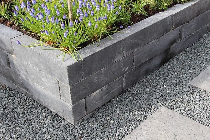 classico_block_45x12_5x12_5cm_grijs_zwart_gardenlux_sfeer_2