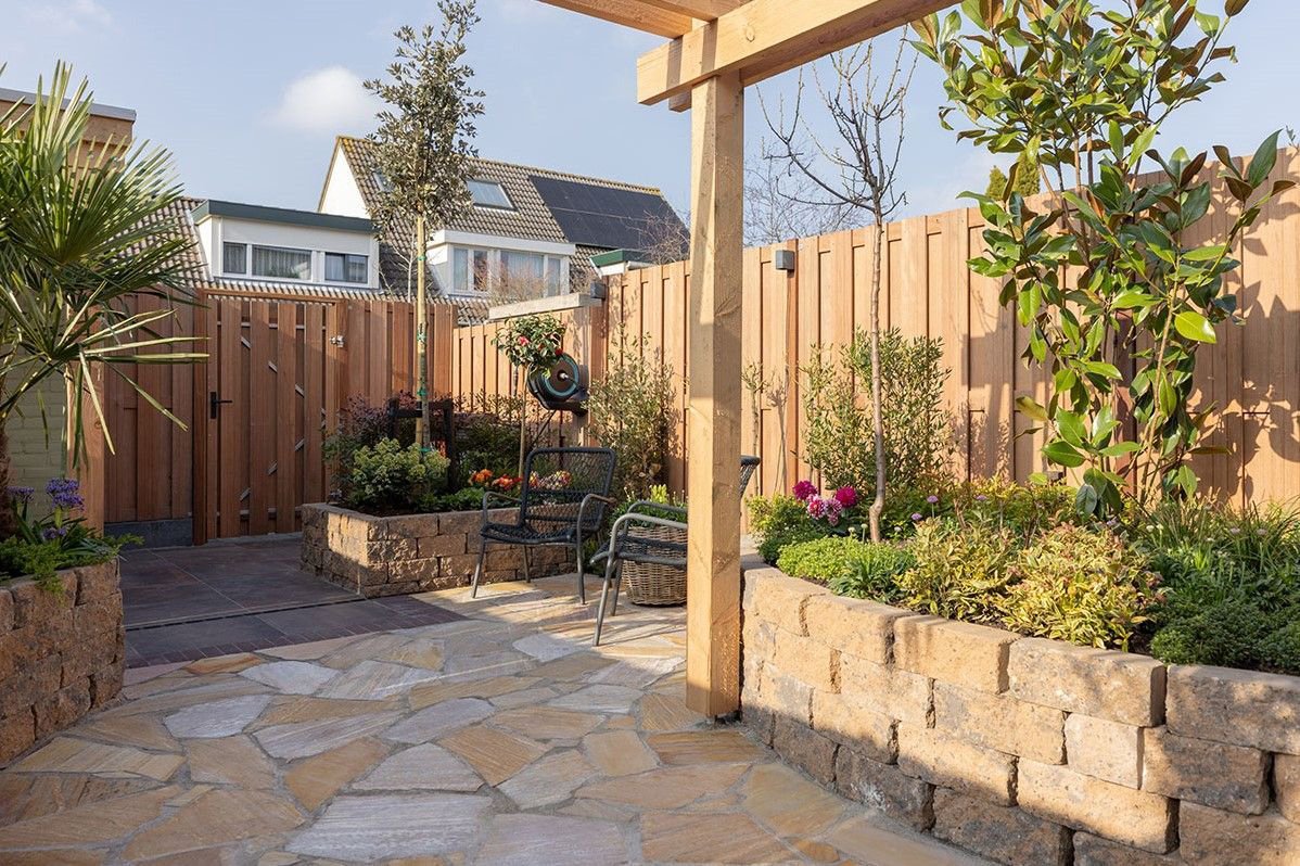 cliff_walling_30x12x12cm_bruin_zwart_gardenlux_sfeer