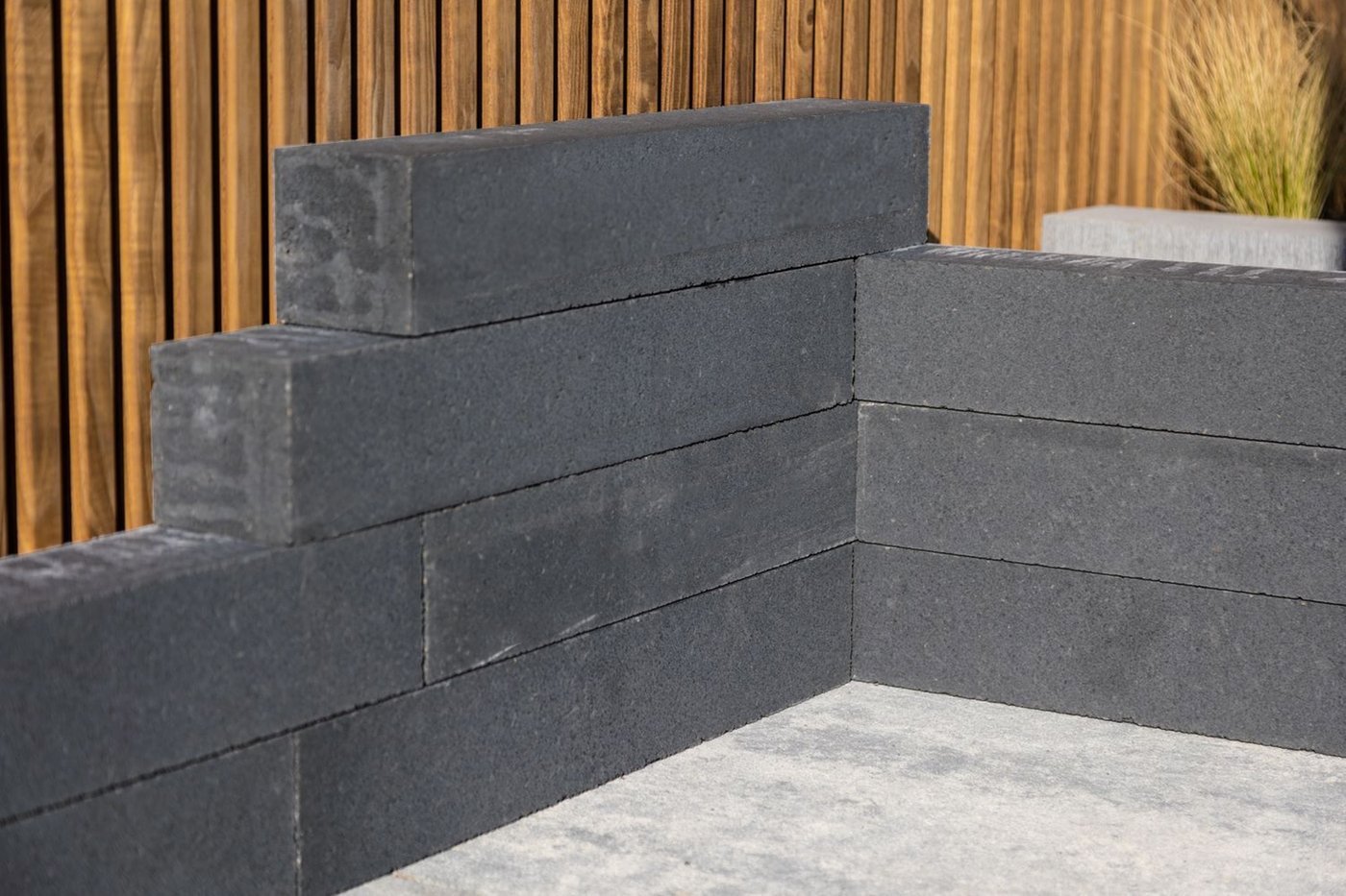 forto_walling_60x10x10cm_zwart_gardenlux_sfeer