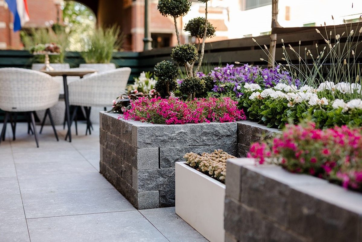 graniet_dark_grey_donkergrijs_30x12x12cm_gardenlux_sfeer