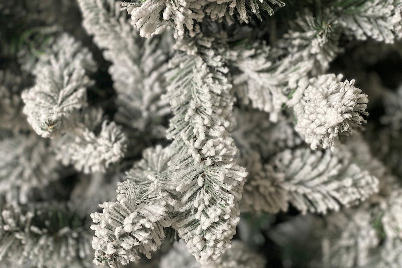 grote_kunstkerstboom_pvc_besneeuwd