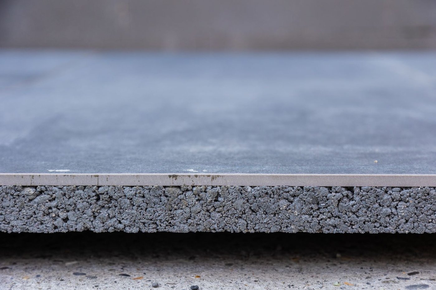 keramische_terrastegel_cera4line_mento_60x60x4cm_concrete_anthra_gardenlux_zijaanzicht