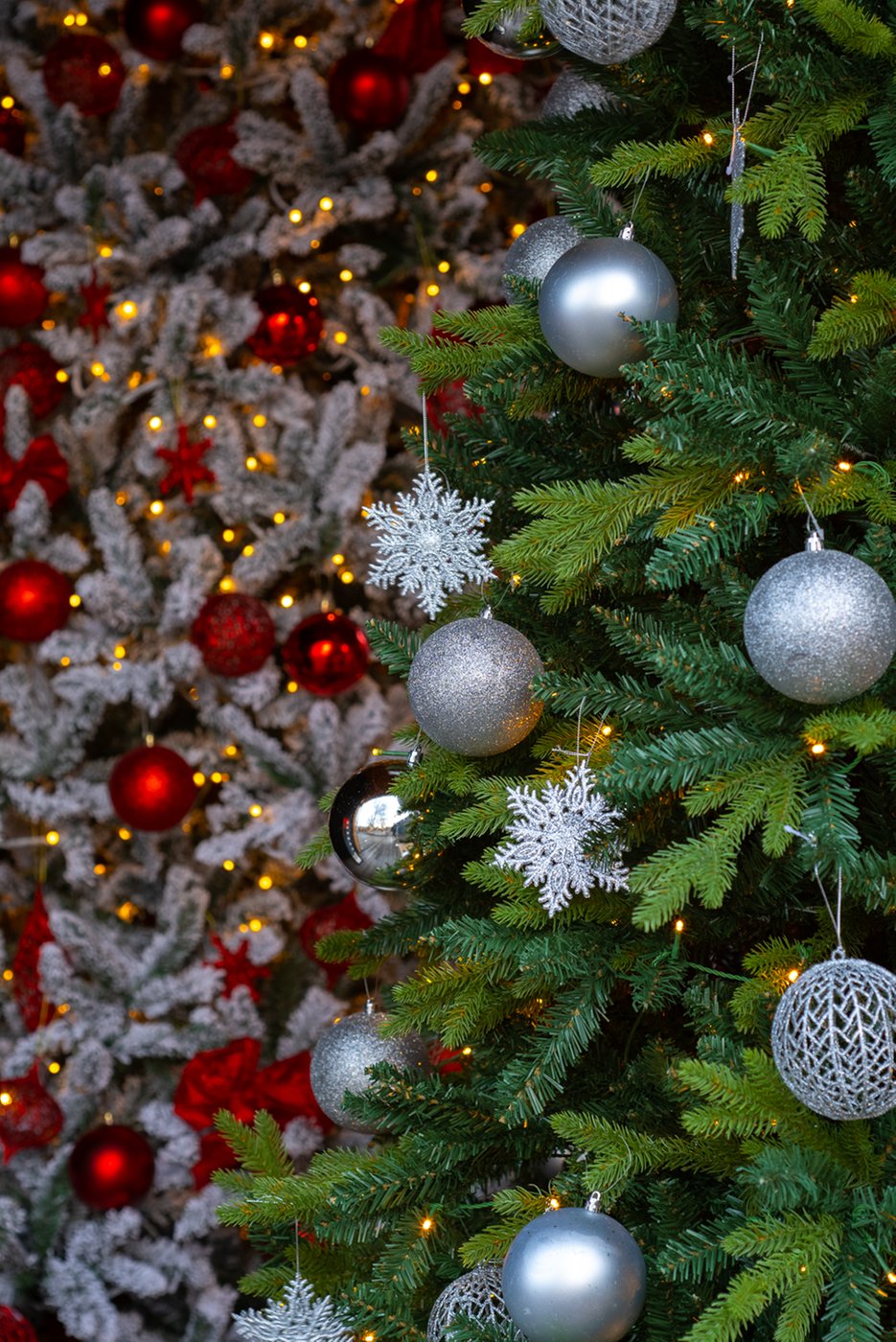 kerstsfeer_kerstboom_zilver_rood_sneeuw