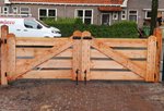 luxe_inrijpoort_lariks_douglas_4_planks_houten_poort_oprit_zwart_beslag_1