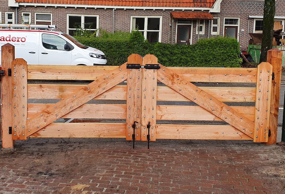 luxe_inrijpoort_lariks_douglas_4_planks_houten_poort_oprit_zwart_beslag_1