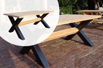 model_kruispoot_tafel_metalen_onderstel_en_lariks_tafelblad_in_4_maten