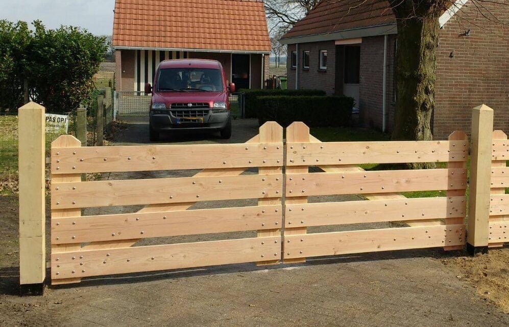 model_luxe_inrijpoort_lariks_douglas_4_planks_houten_poort_oprit_verzinkt_beslag