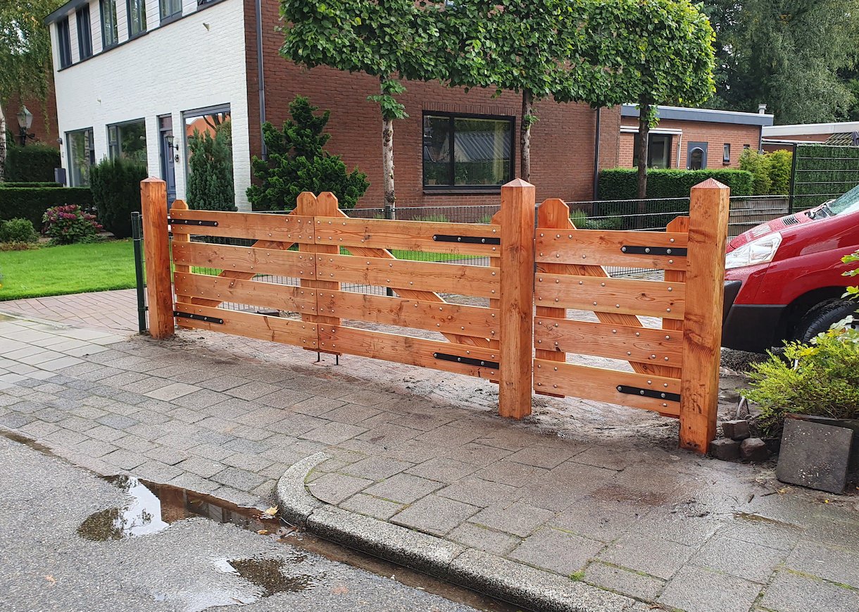 model_luxe_inrijpoort_lariks_douglas_4_planks_houten_poort_oprit_zwart_beslag_met_looppoort