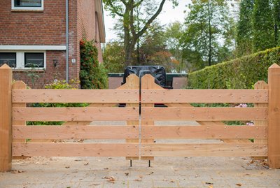 model_luxe_inrijpoort_lariks_douglas_4_planks_houten_poort_oprit_verzinkt_beslag_sfeer