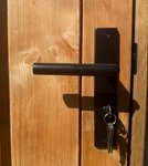 model_schuttingdeur_privacy_90_195_red_class_zwart_frame_detail_deurbeslag