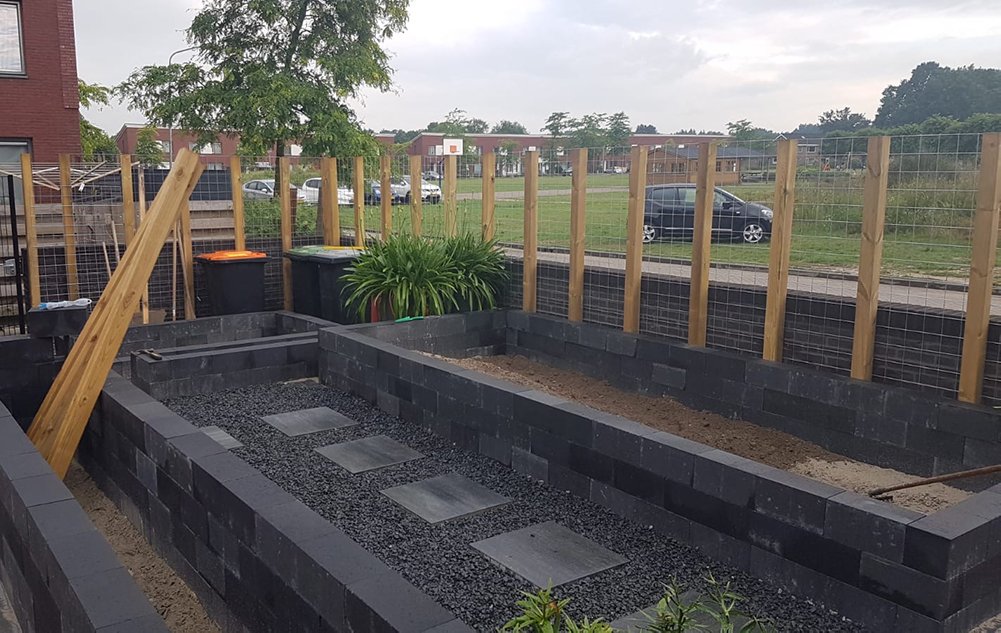 model_tuin_stapelblokken_antraciet_erfafscheiding_trellis_1