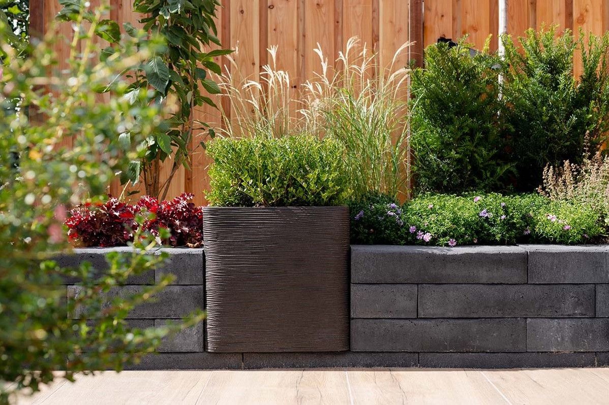 retro_betonbiels_60x20x12cm_zwart_gardenlux_sfeer